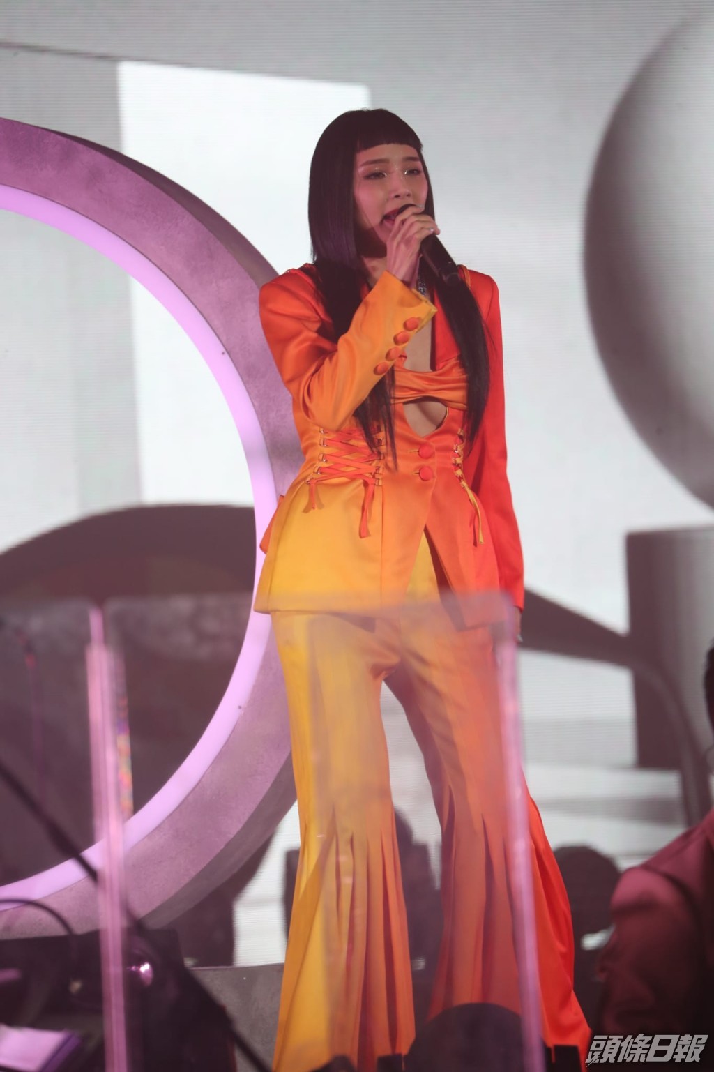 Charmaine呢個造型又真係幾性感。